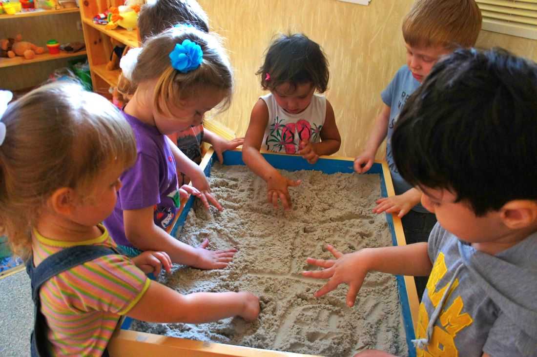 Занятие по познавательной деятельности в старшей группе. Дети младшего дошкольного возраста. Развивающие игры в детском саду. Игры с песком в детском саду. Занятия с песком для дошкольников.