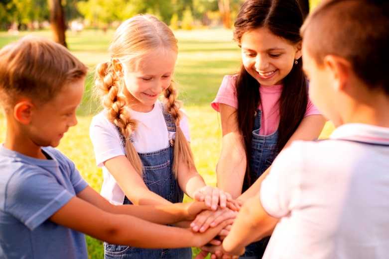 Как научить ребенка дружить с детьми. помощь нерешительному ребенку