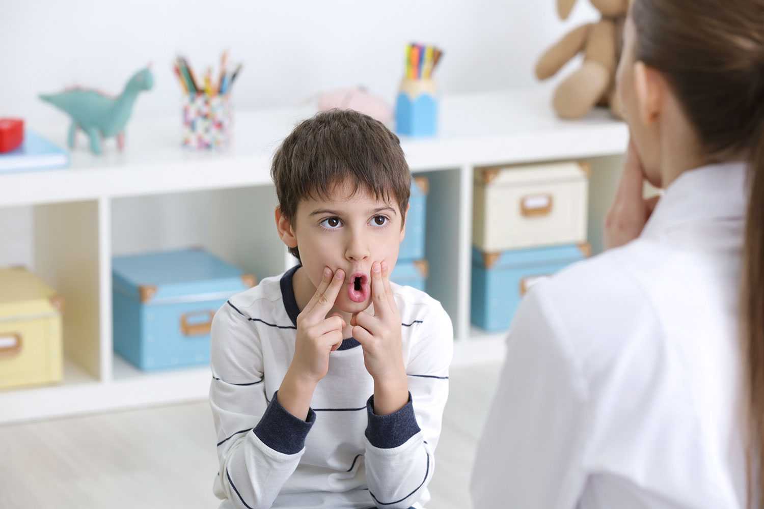 Заикание у детей 3-5 лет может иметь множество причин, поэтому лечение необходимо назначать немедленно, пока речь ребенка окончательно не сформировалась.