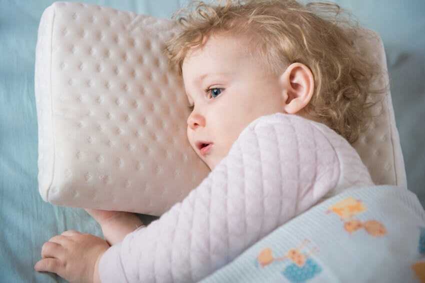 Когда (с какого возраста) ребенку можно спать на подушке?