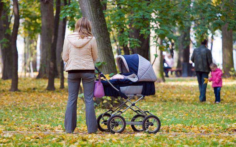 Прогулка с новорожденным — наступило время подумать как часто выходить на улицу