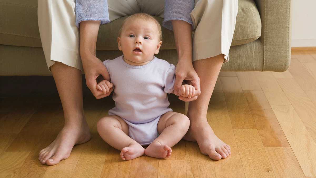 Когда ребенок начинает сидеть Расскажем, какой возраст является самым оптимальным и дадим рекомендации, как заниматься с малышом, чтобы помочь ему сесть самостоятельно.