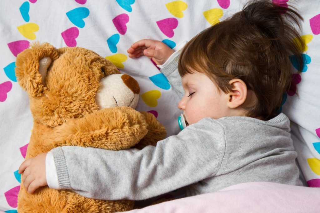 Как научить ребенка спать отдельно от родителей