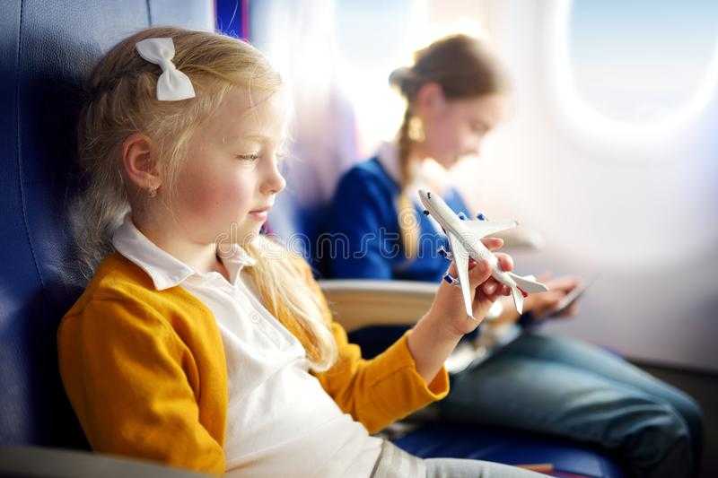 Перелет с грудным ребенком: правила в самолете с младенцем в 1 год