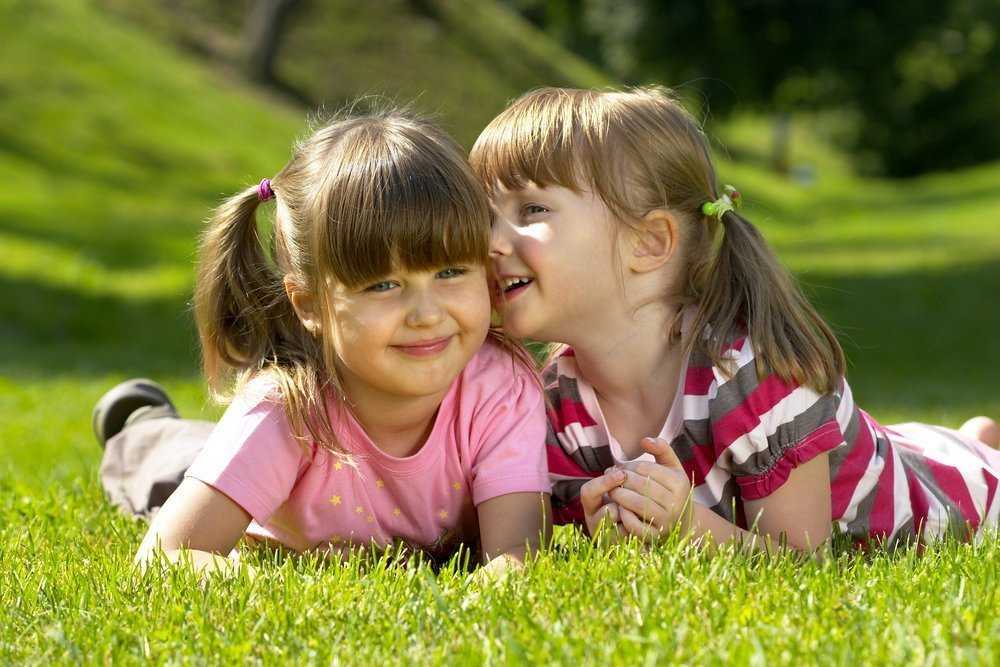 Как научить ребенка дружить: возрастные особенности общения школьников