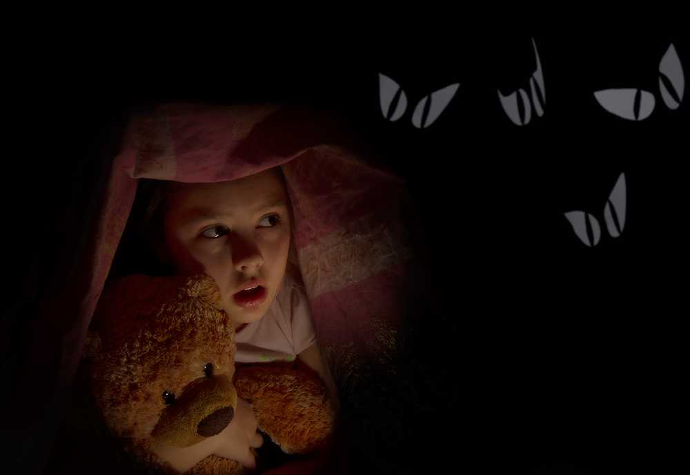 Ребенок боится темноты: в чем причина и как преодолеть страх