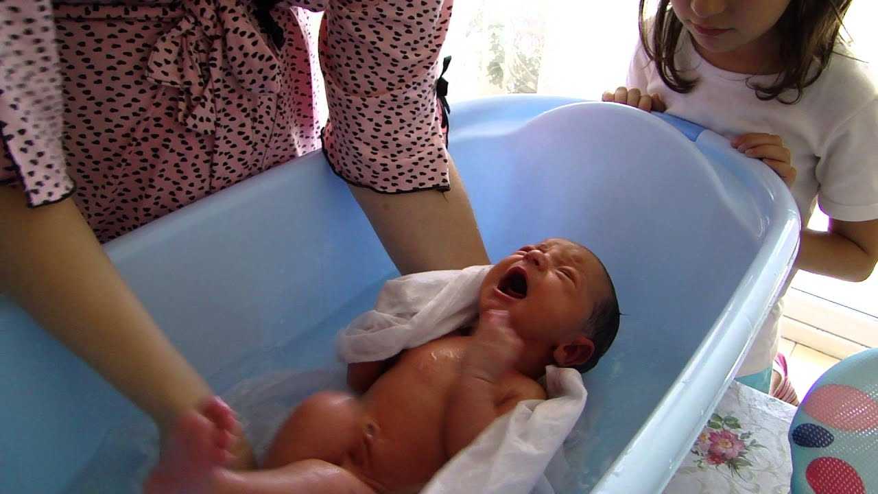 Купание новорожденного: ответы на главные вопросы