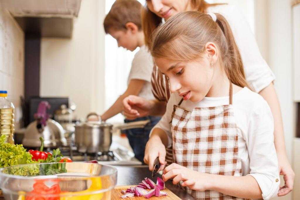 С какого возраста и как учить детей готовить еду - советы, рецепты. Узнайте, какой подход поможет научить маленьких детей, ребят 8-10 лет и подростков самим готовить пищу. Обзор лучших книг по кулинарии для детей - в помощь родителям.