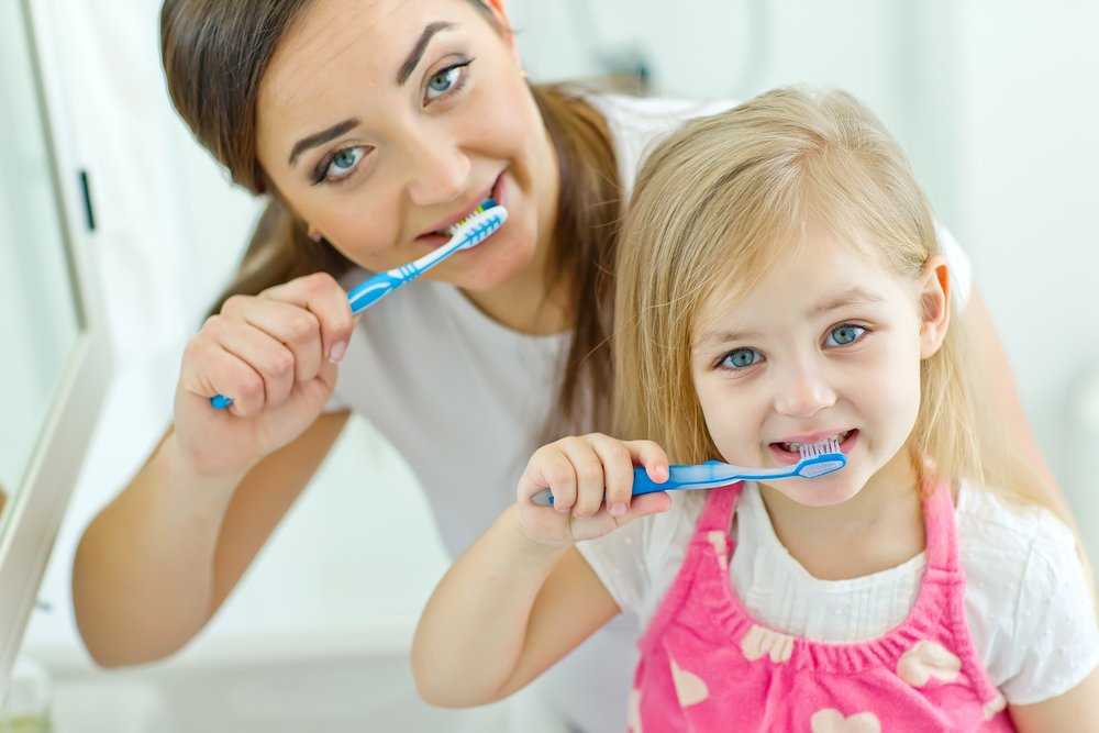 Как чистить зубы детям: когда начинать, какие средства использовать