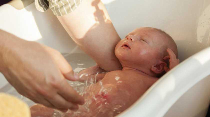 Можно ли купаться ребенку с кашлем и соплями: особенности водных процедур