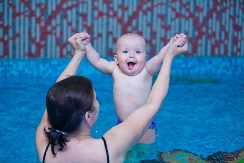 Дети учатся плавать с рождения или как научить ребенка плавать безопасно? первые уроки от 0 до 12 лет. инструкция для родителей