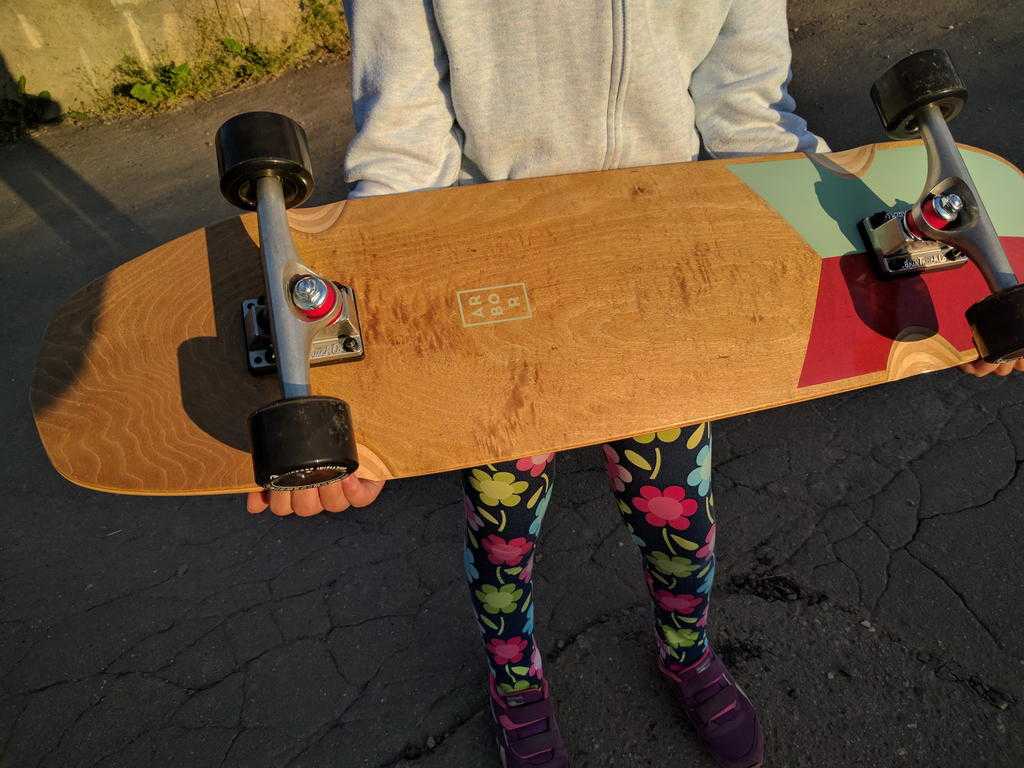 Как научить ребенка кататься на скейтборде: основы, трюки и советы