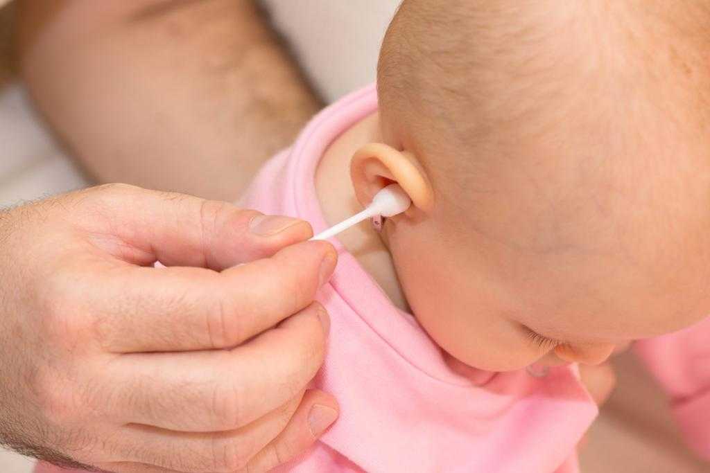 Как правильно чистить уши маленькому ребенку Как часто это следует делать и чем Почему нельзя лезть в уши ватной палочкой для взрослых В чем опасность неправильной чистки