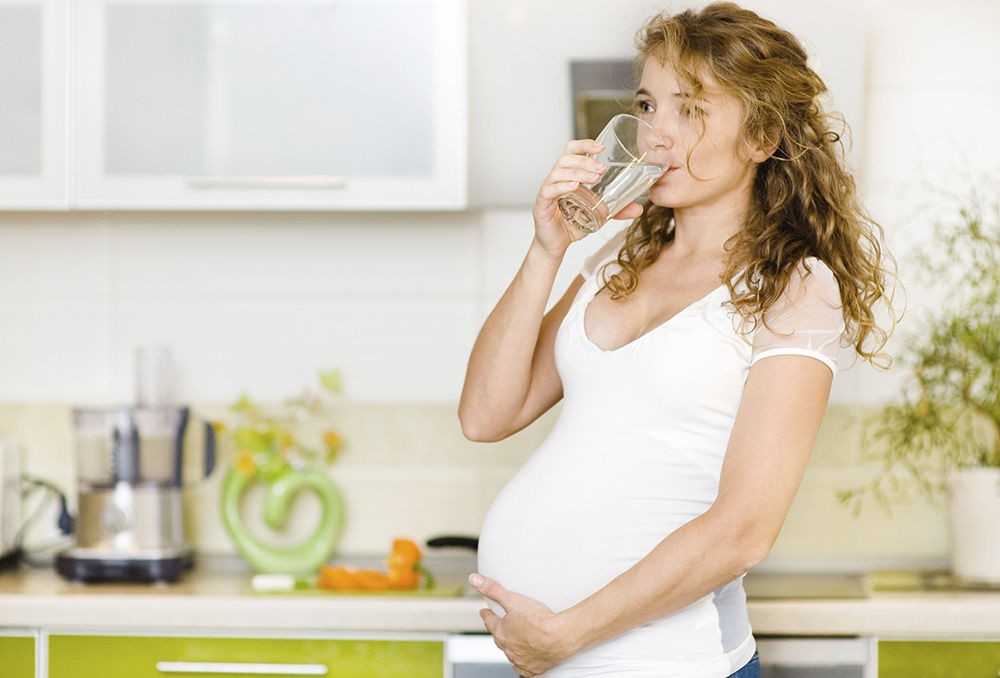 Сколько можно пить воды беременной женщине?