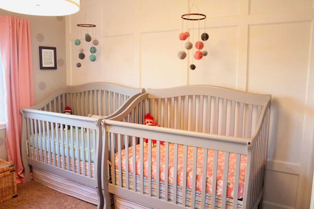 Кроватки для новорожденных (119 фото): размер детских моделей, варианты для двойни, кровать-качалка, с балдахином или с комодом