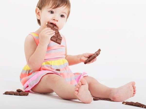 С какого возраста можно давать ребенку шоколад и конфеты – какие сорта, недельная норма
