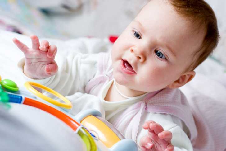 Что умеет ребенок в 1 год и 8 месяцев – навыки и речевое развитие малыша в год и восемь